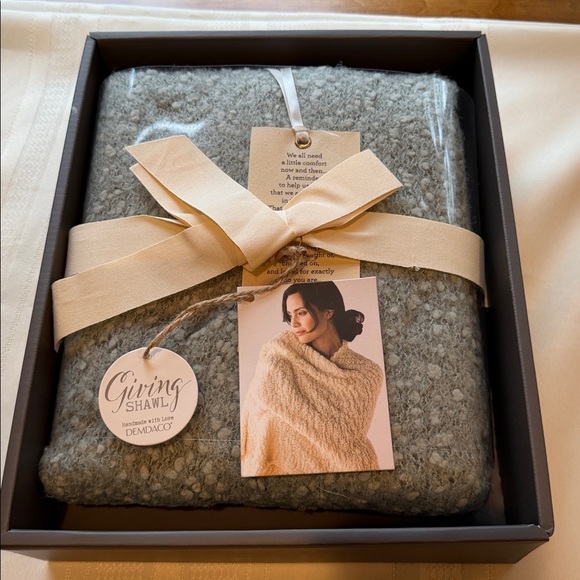 DEMDACO Handmade with Love Giving Shawl With Pockets - Sage. NWT in gift box - Picture 2 of 12